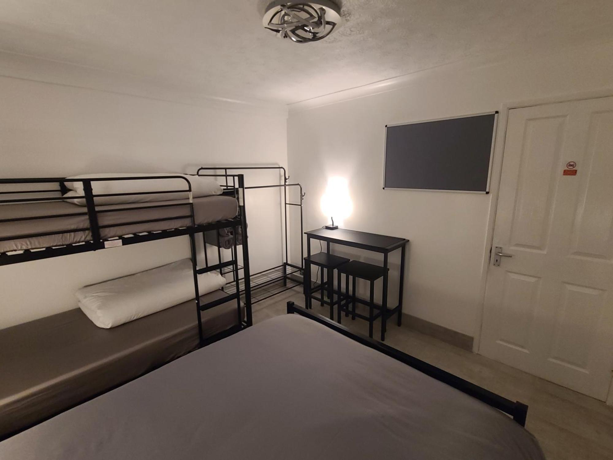 Roomz-Gatwick-London-Airport Parking-Travel Service Ifield Ngoại thất bức ảnh