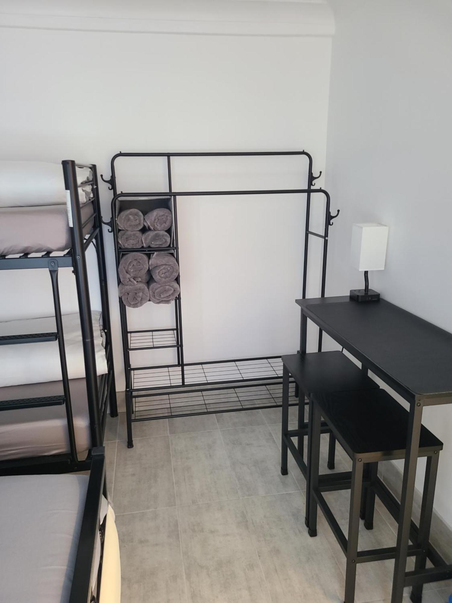 Roomz-Gatwick-London-Airport Parking-Travel Service Ifield Ngoại thất bức ảnh